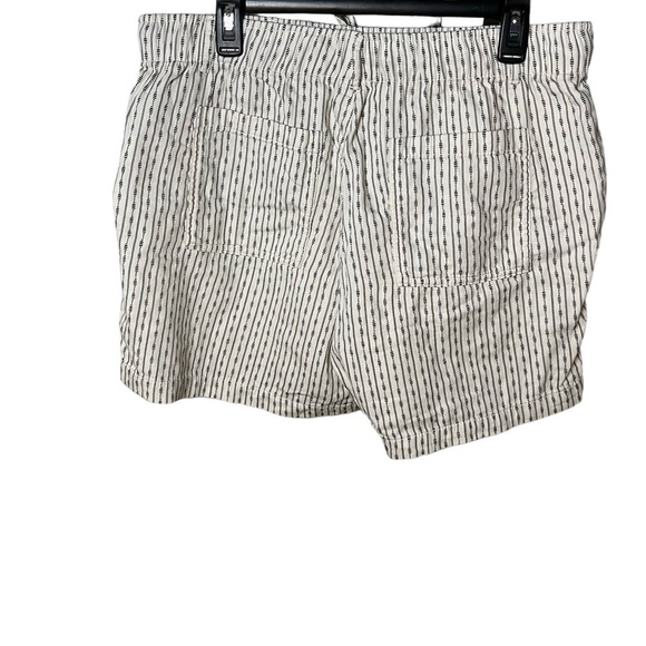 Old Navy Women’s Striped Design Shorts - Picture 2 of 4